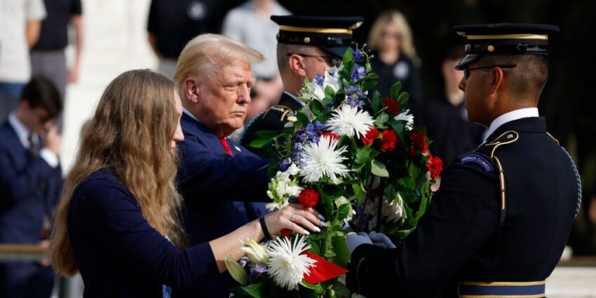 Keluarga Prajurit Baret Hijau yang Gugur Tak Senang Trump Difilmkan di Pemakaman