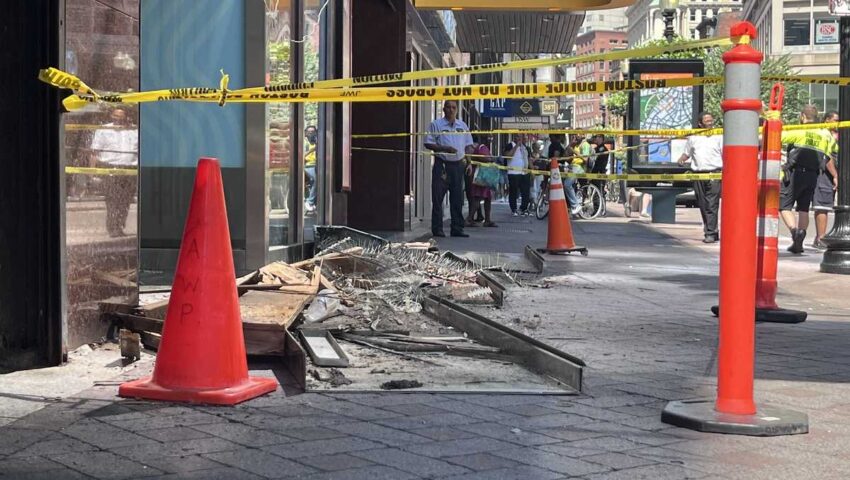 Seorang pria terluka setelah fasad bangunan bisnis Downtown Crossing runtuh ke trotoar